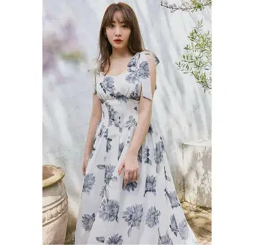 해바라기 프린트 미디 드레스에 그녀의 입술
