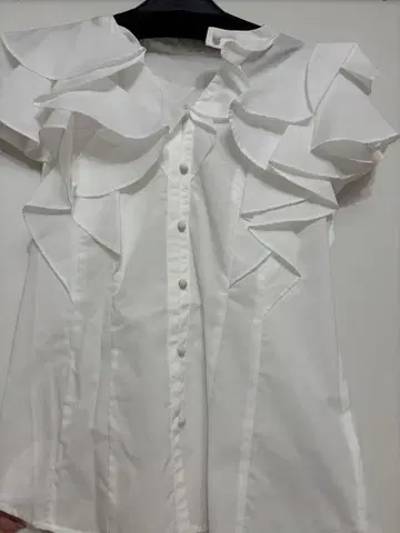 프릴이 달린 화이트 셔츠