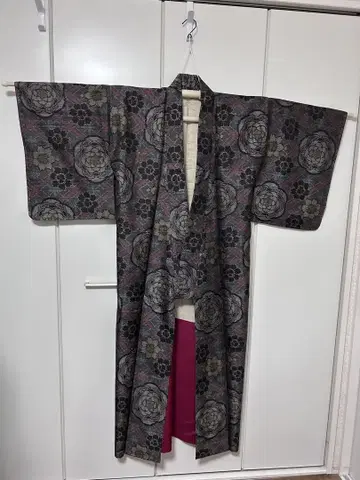 하자 있음 블랙과 보라색 꽃무늬 코몬 기모노