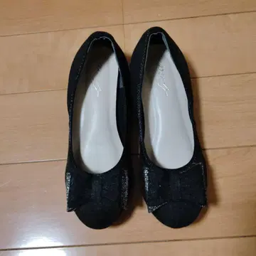 리본 포함 블랙 플랫 슈즈
