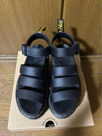 Dr. Martens 블랙 스트랩 통굽 샌들