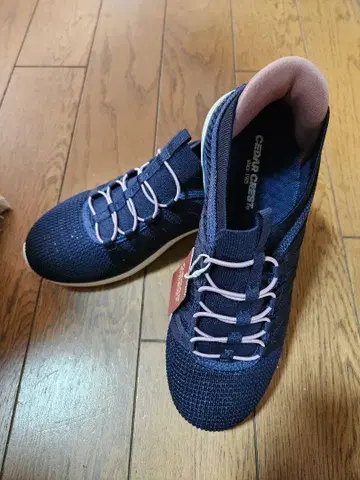 Cedar Crest 네이비 스니커즈