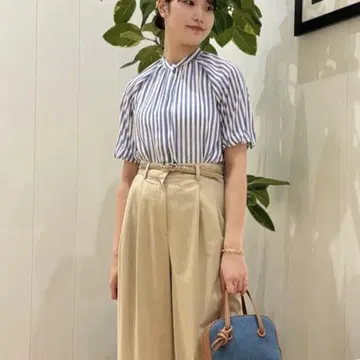 새상품급 투모로우랜드 트랙 스트라이프 넥 개더 실크 블라우스