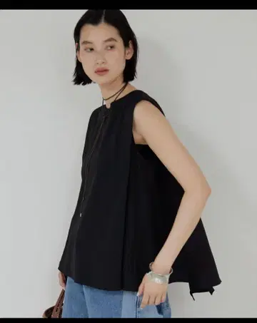 블랙 슬리브리스 플레어 튜닉