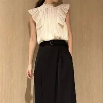 fray.id 개더 프릴 백 리본 블라우스 아이보리