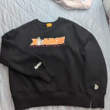 XARGE 블랙 맨투맨