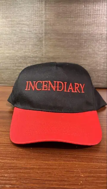 INCENDIARY 자수 로고 캡 블랙/레드