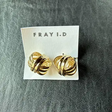 FRAY I.D 트위스트 노트 귀걸이 미사용