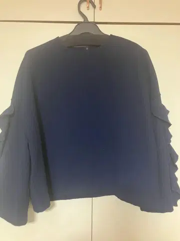 GREED INTERNATIONAL 네이비 프릴 탑 SM