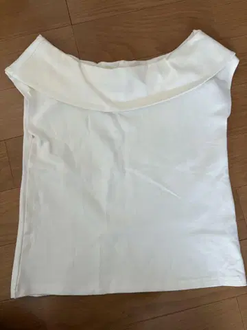 오프숄더 화이트 슬리브리스 탑