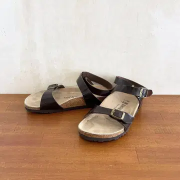 새상품급 버켄스탁 아이시스 23.0cm 다크 브라운 에나멜