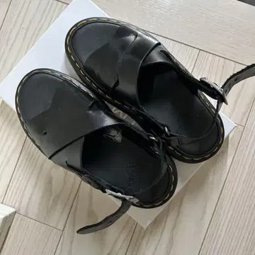 Dr. Martens 블랙 샌들