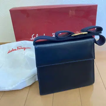 네이비 가죽 리본 포함 핸드백