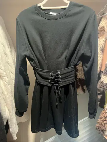 GYDA 블랙 긴팔 미니 원피스 허리 리본 포함