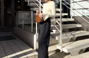오프숄더 리브 니트 긴팔 아이보리