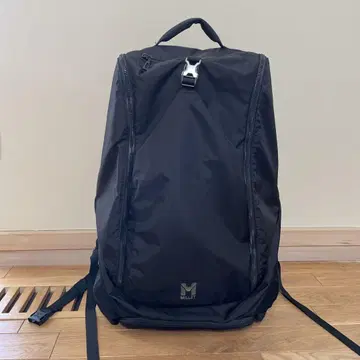 밀레 exp 35 백팩은 블랙입니다.