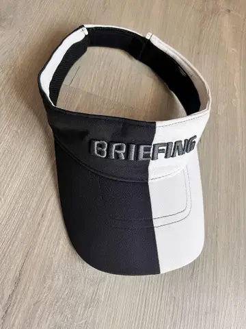 BRIEFING 바이저 블랙/화이트