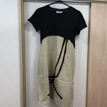 RU XUAN 비대칭 반팔 원피스 블랙과 베이지