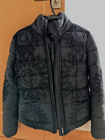 Desigual 블랙 다운 자켓 38