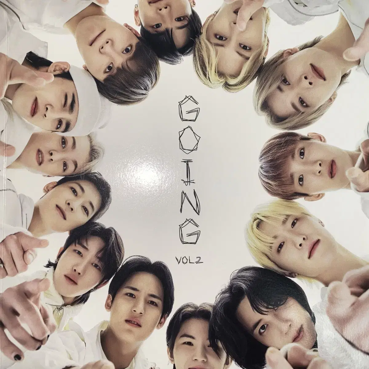 男性写真集　<<韓流>> 付録付)SEVENTEEN GOING MAGAZINE 韓国スター写真集 SEVENTEEN (セブンティーン) [GOING] Magazine