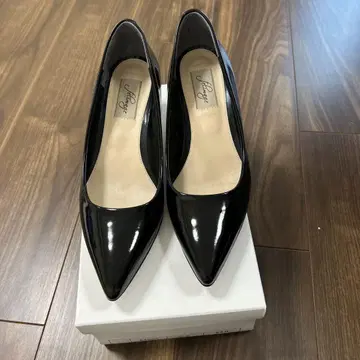 에나멜 블랙 스틸레토 펌프스 24