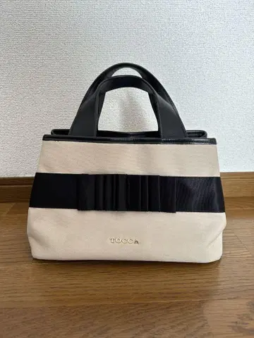 TOCCA 베이지와 블랙 리본 디자인 핸드백