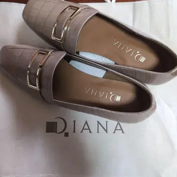 DIANA 악어 엠보싱 로퍼 베이지