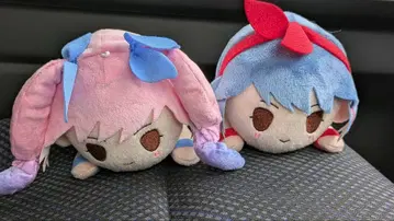 오메가 시스터즈 누워 있는 봉제 인형