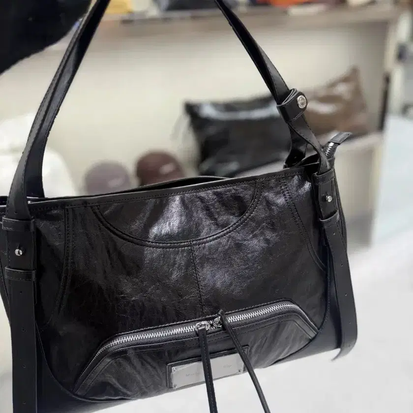 【Matin Kim】TWO WAY STRAP SQUARE BAG MUSINSA | MATIN KIM TWO WAY STRAP SQUARE BAG IN BLACK