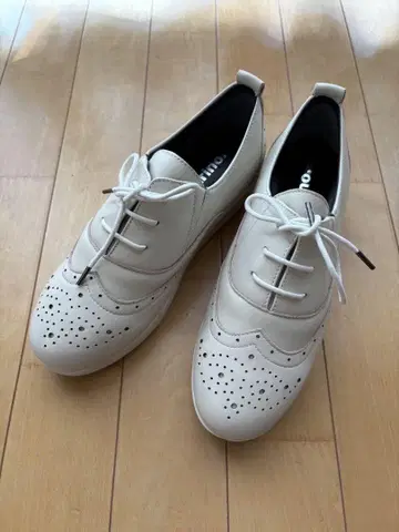 Figurino 양가죽 스니커즈 아이보리 23cm