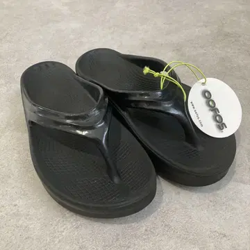 중고 Oofos 블랙 비치 샌들 우포스 우메가 통굽