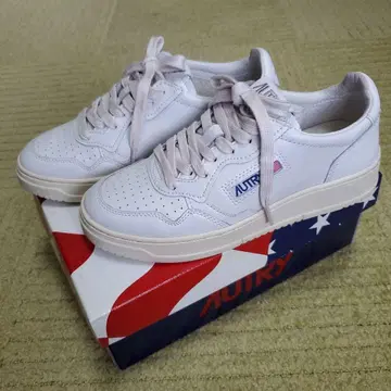 AUTRY 오토리 MEDALIST LOW WOM 화이트 스니커즈