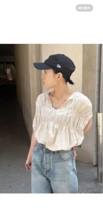 언그리드 린넨 혼방 개더 슬리브리스 블라우스