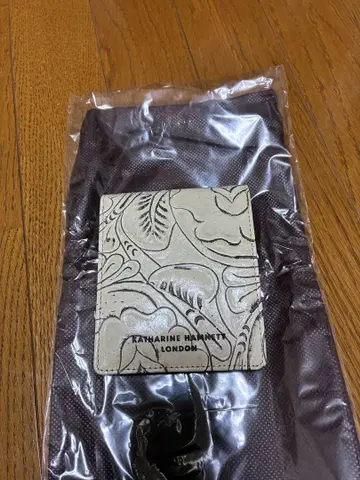 캐서린 햄넷 런던 가죽 지갑 미사용품