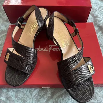 FERRAGAMO 블랙 샌들 7B