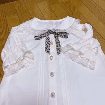 레이스가 달린 화이트 블라우스 반팔