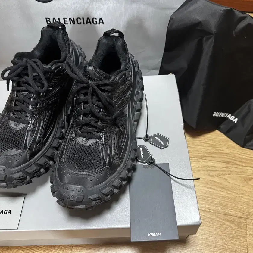 BALENCIAGA | 발렌시아가 Balenciaga Defender Black 42 on