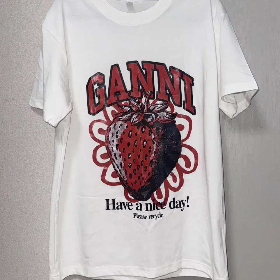 GANNI ストロベリーTシャツ Ganni Crewneck Jersey Strawberry T-Shirt | Neiman Marcus