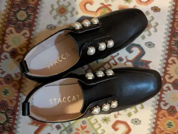 STACCATO 펄 장식 블랙 로퍼