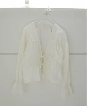 V넥 레이스 블라우스