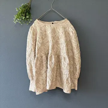 로즈 팜 [M] 슬림 효과 플라워 엠보싱 가공 A 라인 볼륨 상의
