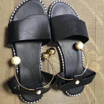 블랙 펄 장식 플랫 샌들