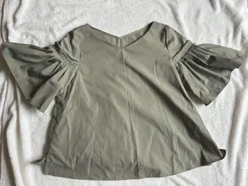 카키 상의 M