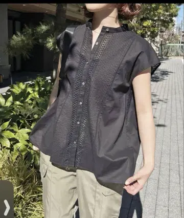 Spick &span 블랙 슬리브리스 레이스 셔츠