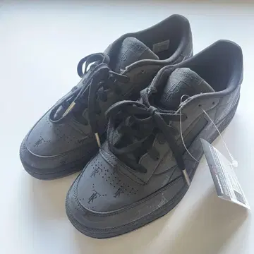 Reebok x Tres Rasche 콜라보 클럽 C 스니커즈 리복