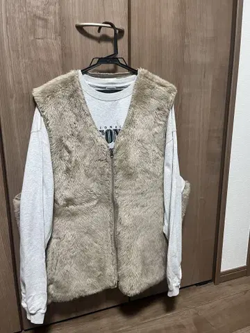 베이지 인조 모피 베스트
