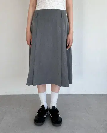 그레이 플리츠 스커트 무릎 기장