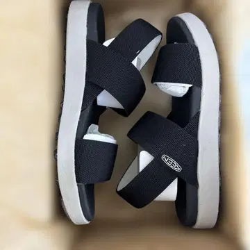 KEEN 블랙 스트랩 샌들