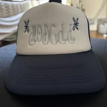 Modgle 자수 캡 화이트 네이비