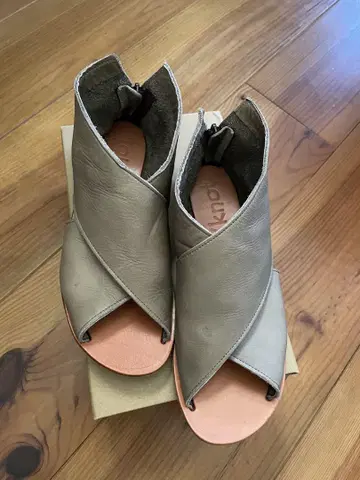 그레이 가죽 크로스오버 샌들 24cm 미사용